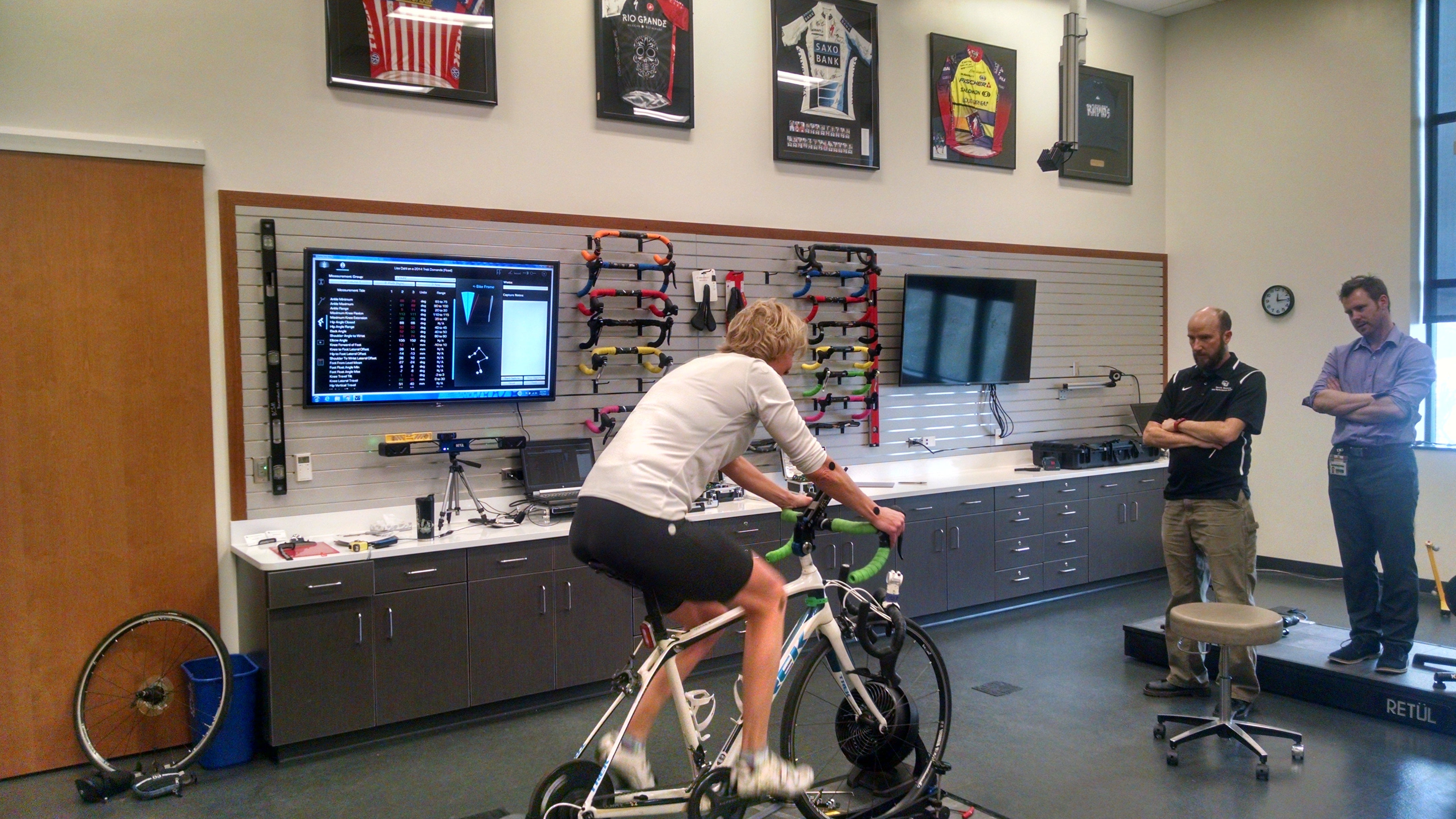 A client receives a cycling biomechanic consultation