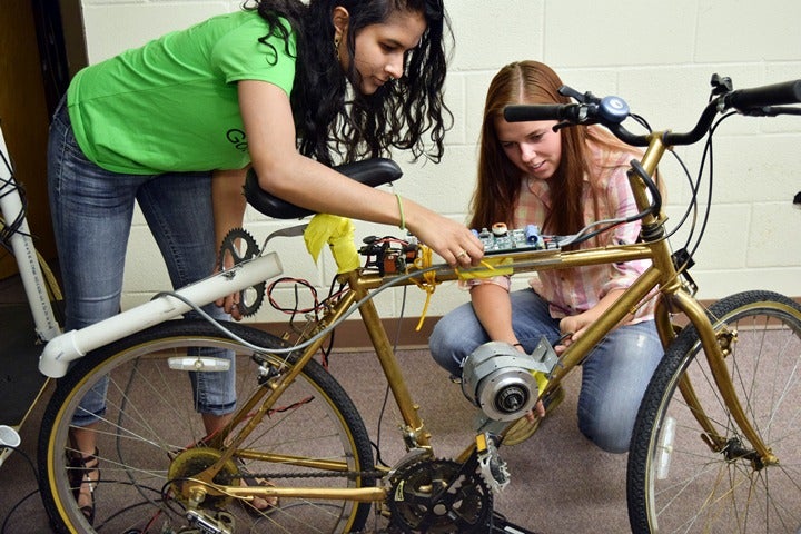 CU-Boulder students clearing the air in India